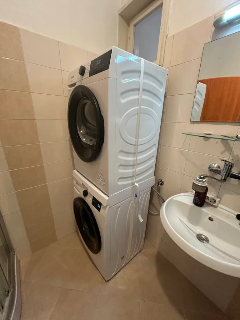 Монтаж на пералня и сушилня със свързващ кит – нивелация без компромис, София