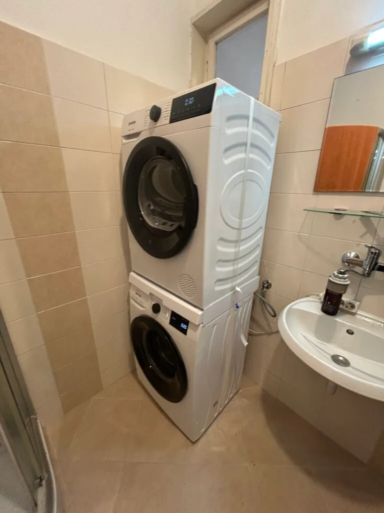 Пералня и сушилня една върху друга със свързващ кит – завършен монтаж в Манастирски ливади